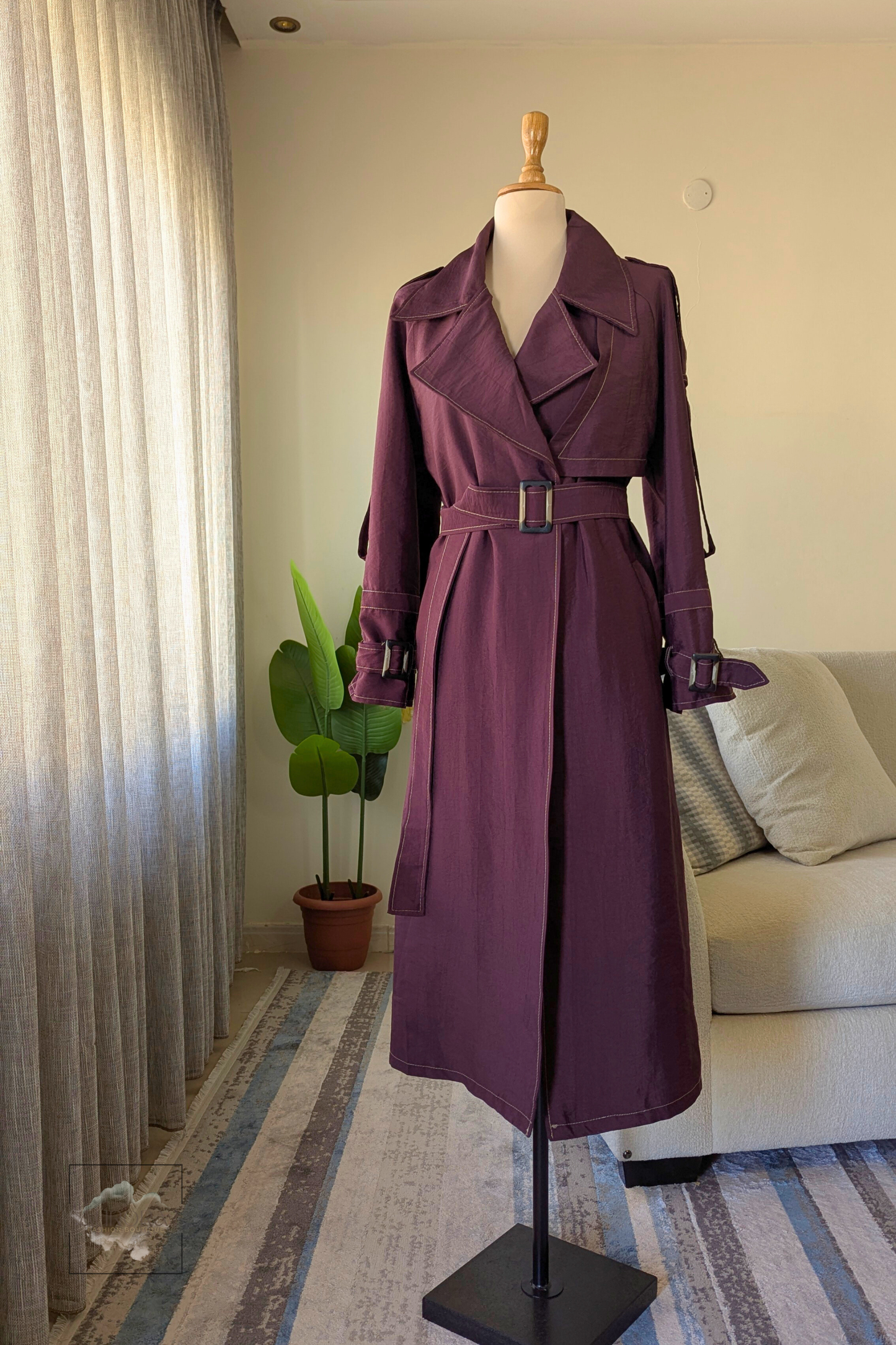 Classic trenchcoat in burgundy, long and belted