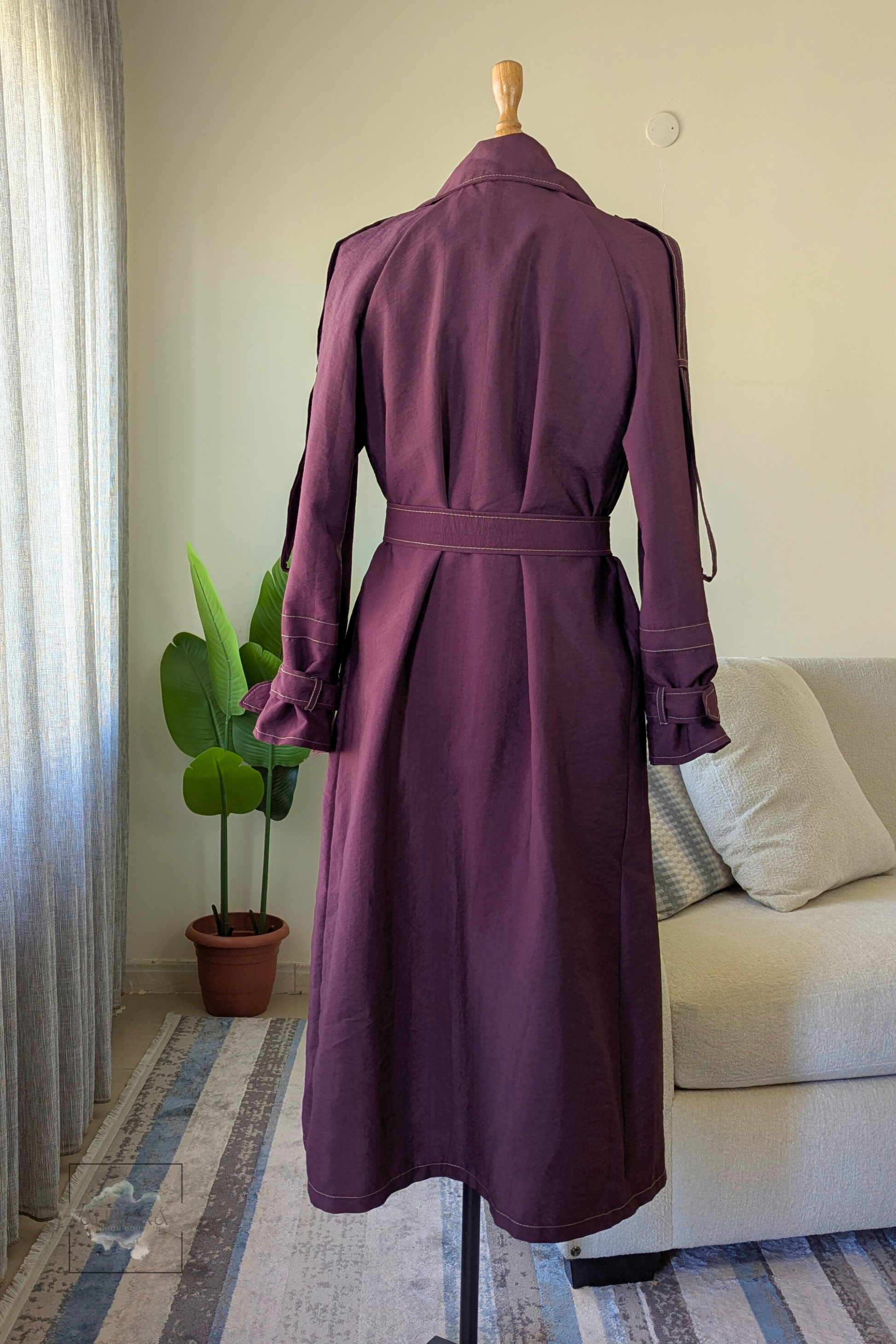 Classic trenchcoat in burgundy, long and belted
