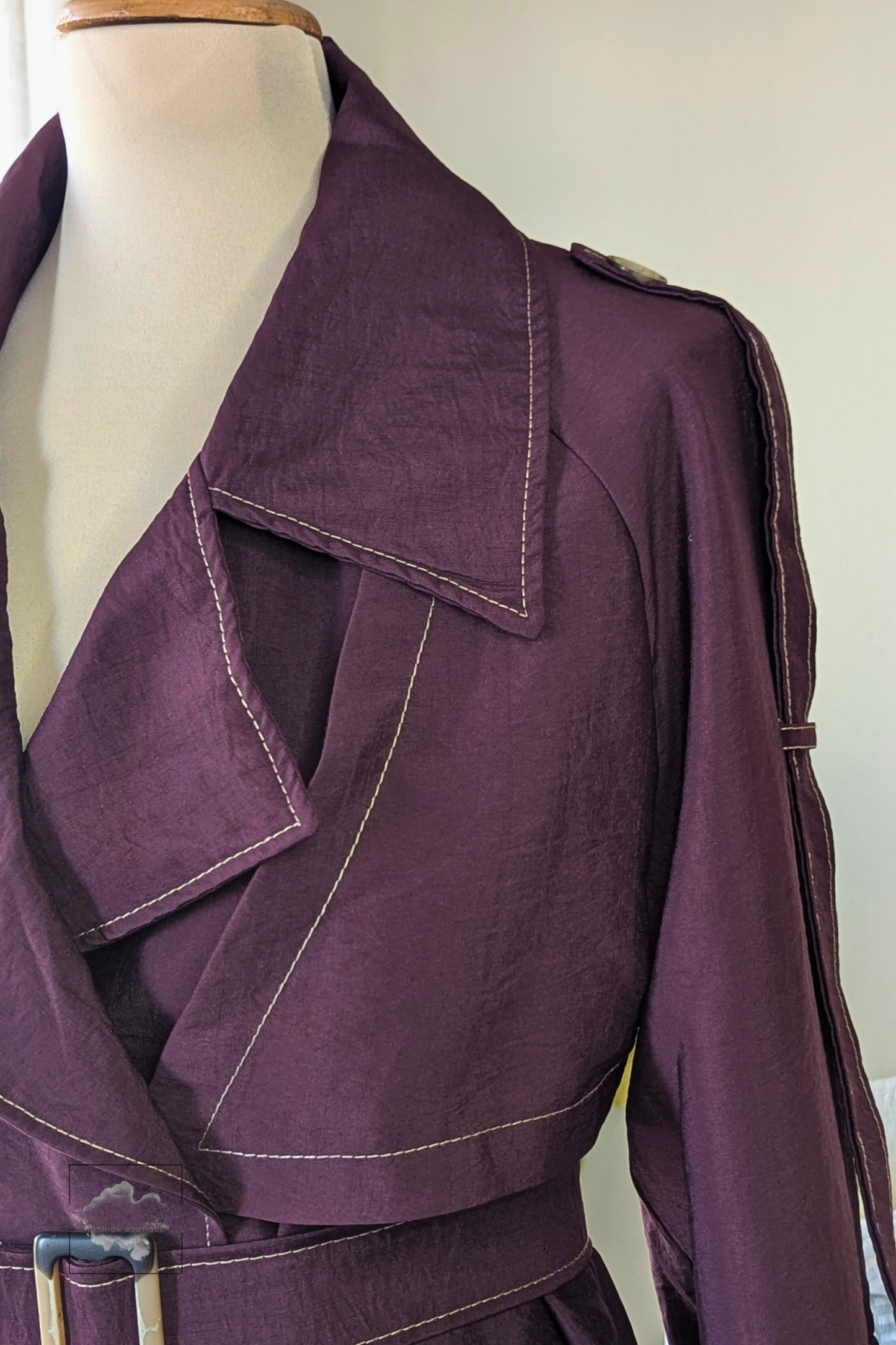 Classic trenchcoat in burgundy, long and belted