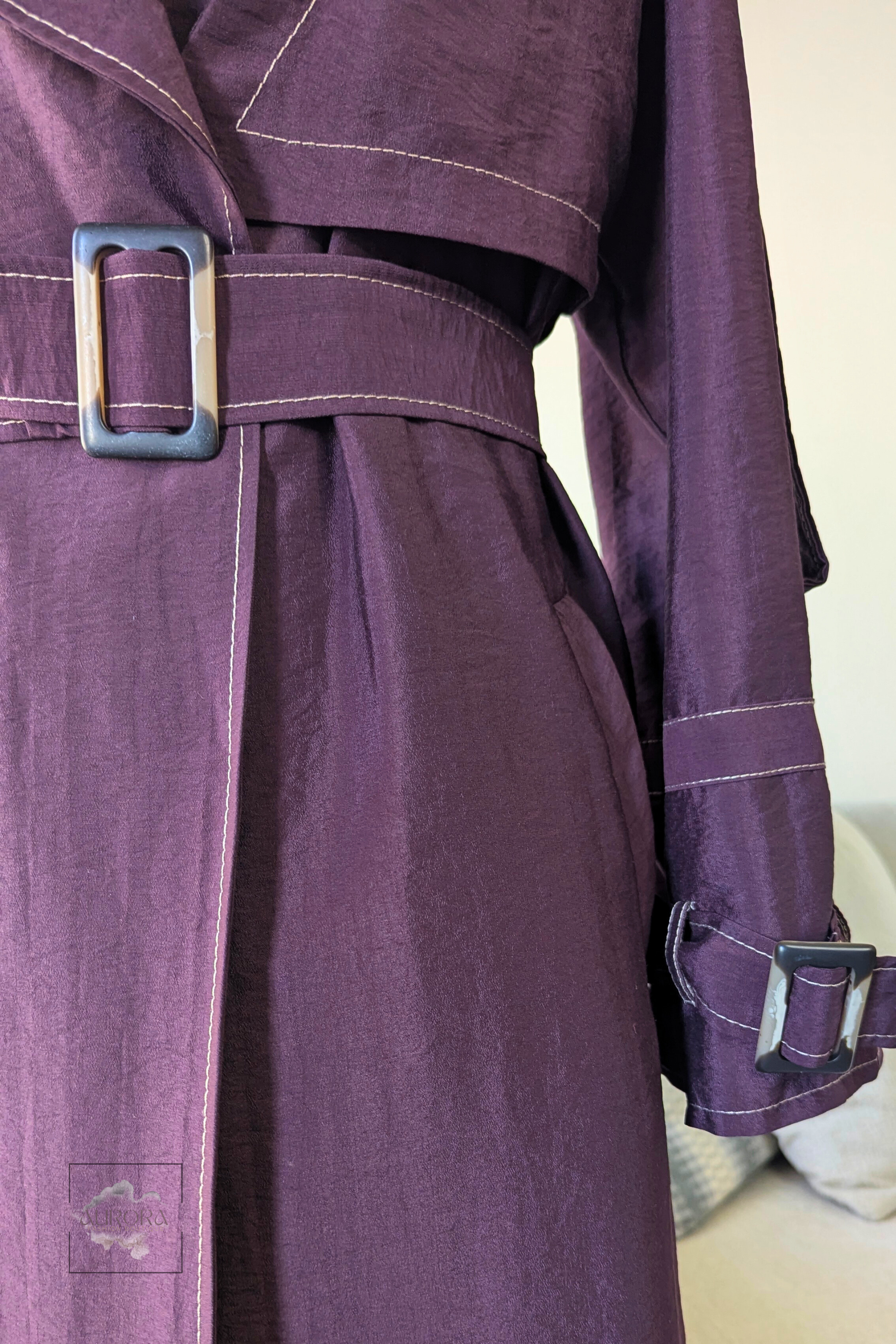 Classic trenchcoat in burgundy, long and belted