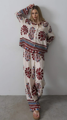 Flowy Viscose Suit with Flared Sleeves – Patterned Design